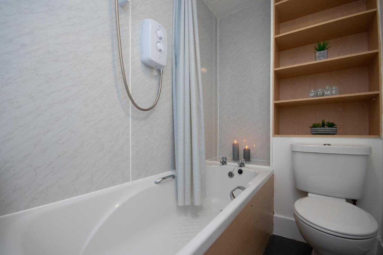 Dwellcome Home Ltd 1 Bed Apt, Half Mile To Union Street Yet Quiet, Free Parking, Fast Wifi, Ideal For Long Term Contractor, Etc Stays, Fully Equipped Kitchen, Regular Housekeeping Option - See Our Site For Assurance Aberdeen Ngoại thất bức ảnh