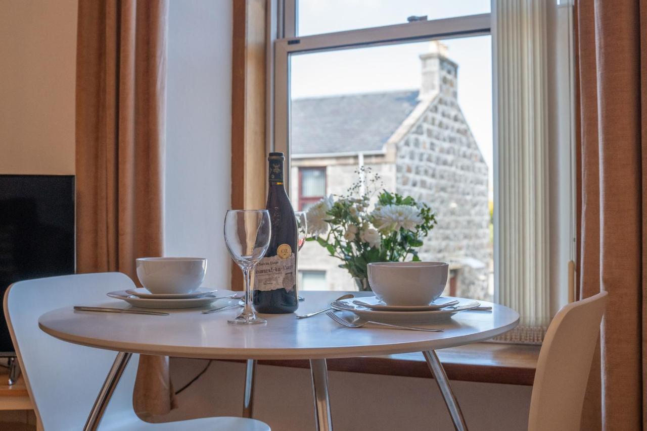 Dwellcome Home Ltd 1 Bed Apt, Half Mile To Union Street Yet Quiet, Free Parking, Fast Wifi, Ideal For Long Term Contractor, Etc Stays, Fully Equipped Kitchen, Regular Housekeeping Option - See Our Site For Assurance Aberdeen Ngoại thất bức ảnh